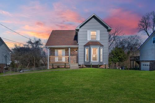 Shades of Gray 4BR Home w Mini Fridges — 4-Star Luxury Hotel in Clarksville, United States