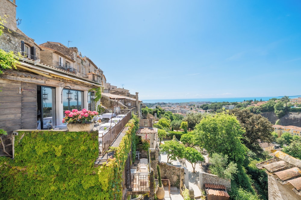 Château Le Cagnard — 4-Star Luxury Hotel in Cagnes-Sur-Mer, France