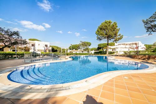 Balaia Golf Village T2 a 10 minutos da praia — 4-Star Luxury Hotel in Olhos De Agua, Portugal