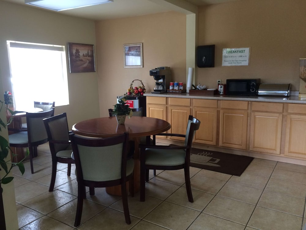 Executive Inn & Suites Schulenburg - photo 3