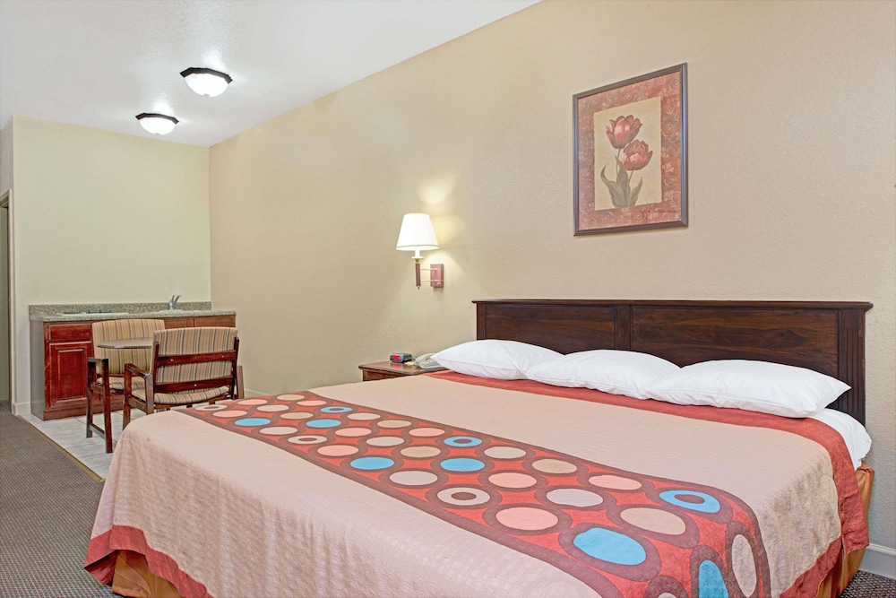 Super 8 by Wyndham St. Louis Airport - photo 4