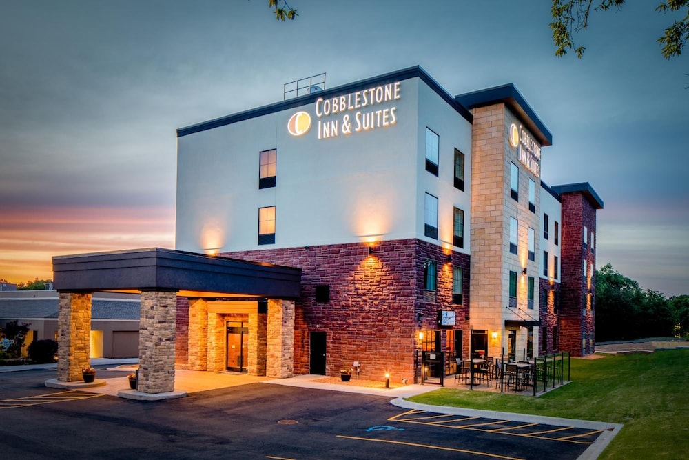 Cobblestone Inn & Suites Fairfield Bay - featured photo