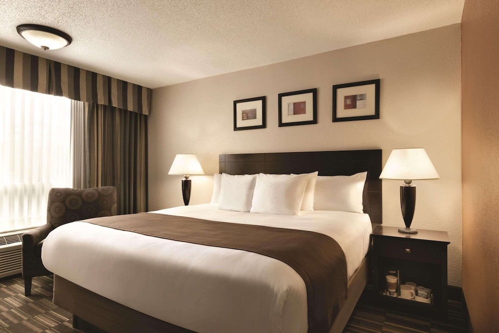 Radisson Hotel Louisville North - photo 11