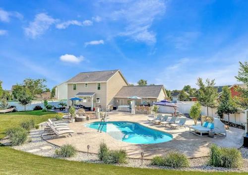 Your Resort On Gala Family Fun with Spa and Pool — 4-Star Luxury Hotel in Appleton, United States
