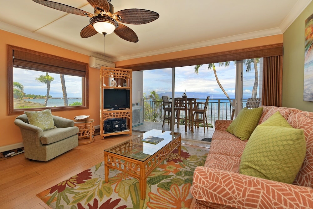 Lahaina Roads #201 2 Br condo by RedAwning — 4-Star Luxury Hotel in Lahaina, United States
