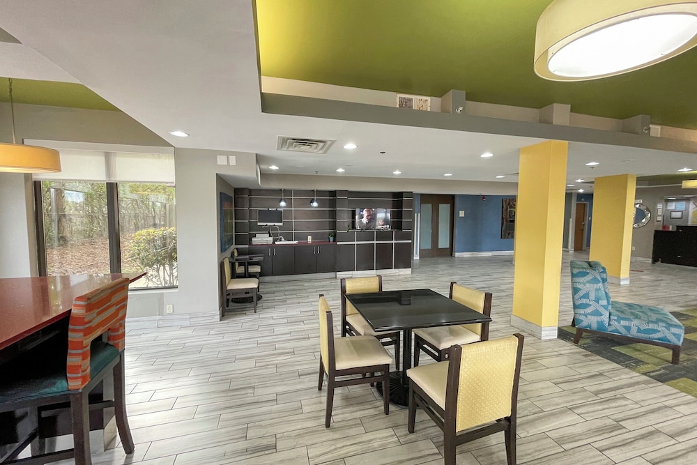 La Quinta Inn & Suites by Wyndham Jackson North - photo 3