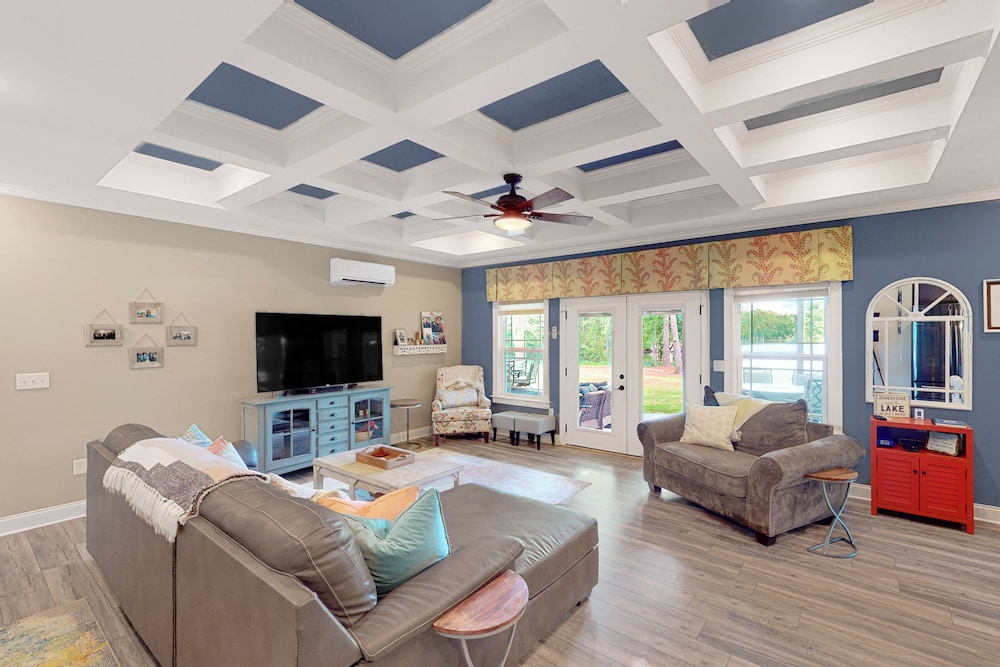 Large 3br Lakefront Lake Murray Home W Dock 22325569 — Saluda