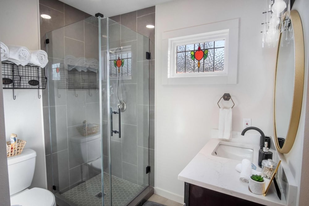 Dazzling 3 BR2 BA Home Near Downtown Tower Americas - photo 14