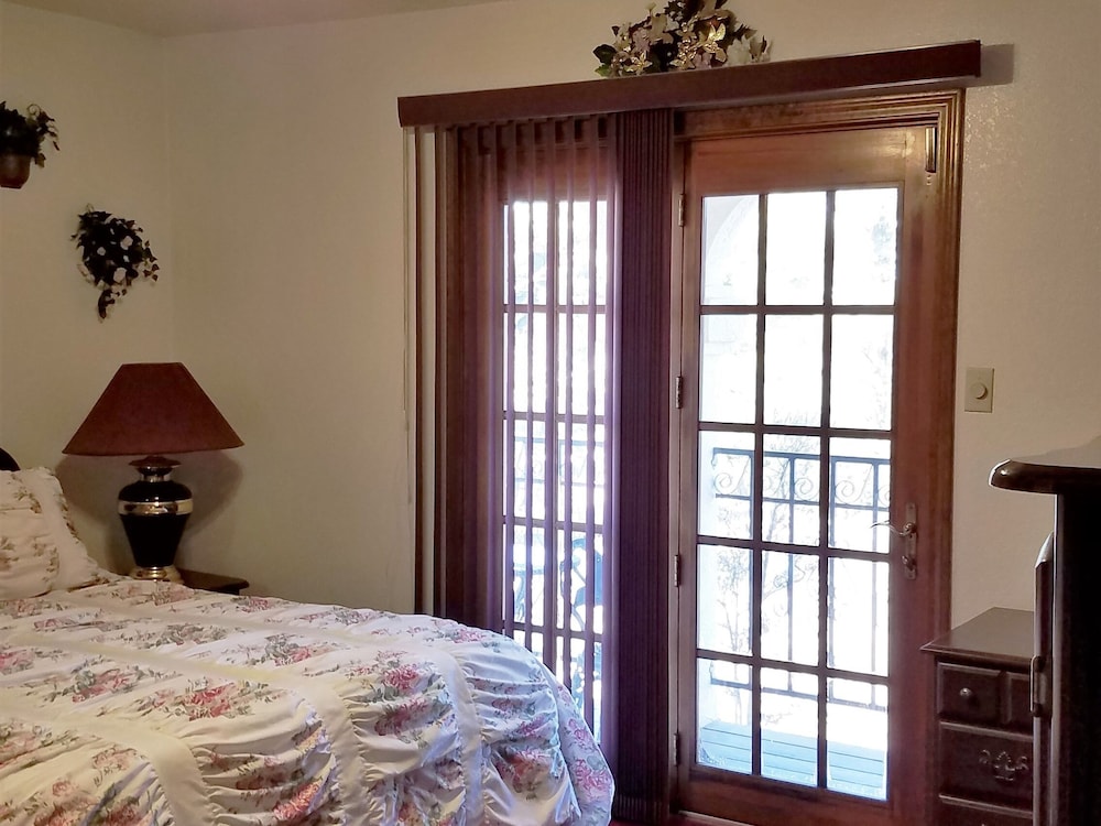 Tavares Inn - photo 3