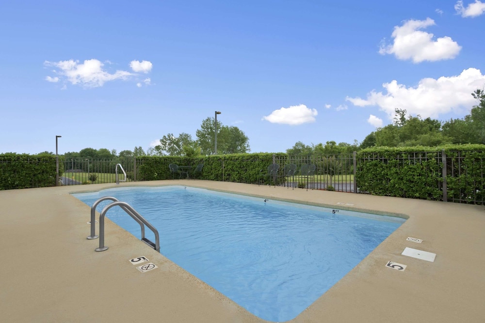 Super 8 by Wyndham Tupelo Airport - photo 26