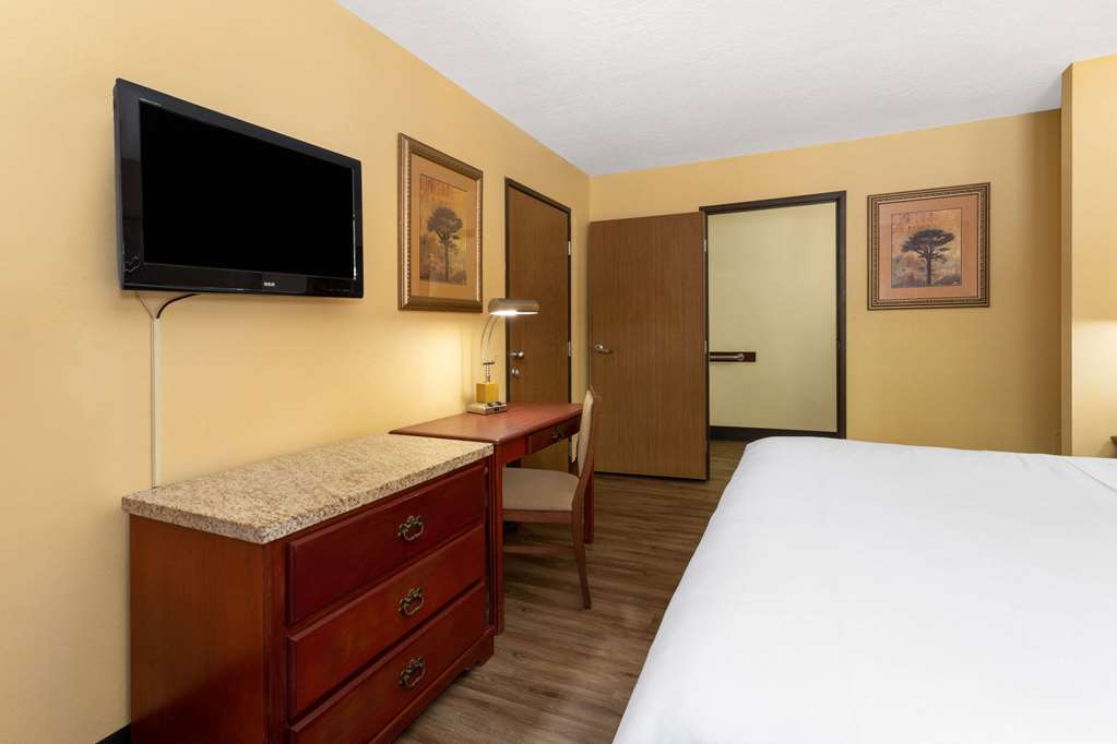 Travelodge by Wyndham Albuquerque East - photo 41