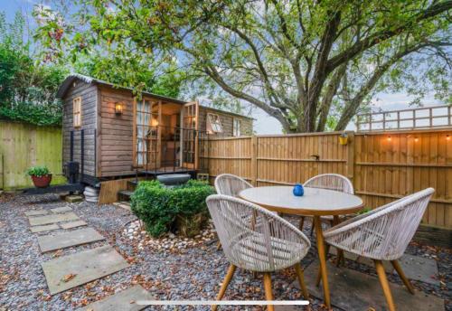 Glen Erin Hut — 4-Star Luxury Hotel in Gillingham, United Kingdom