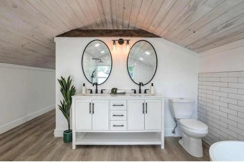 Midtown Masterpiece wHot Tub pets by HVNLYhomes — 4-Star Luxury Hotel in Tulsa, United States