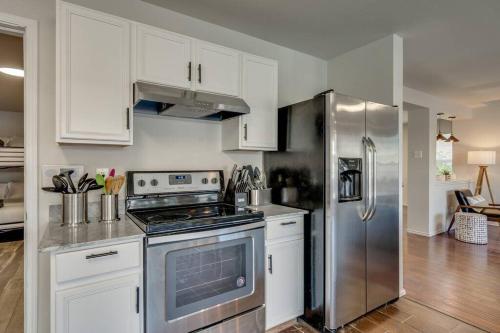 Top Notch 5BR 2 5BA Holiday Villa with Pool — 4-Star Luxury Hotel in Grand Prairie, United States
