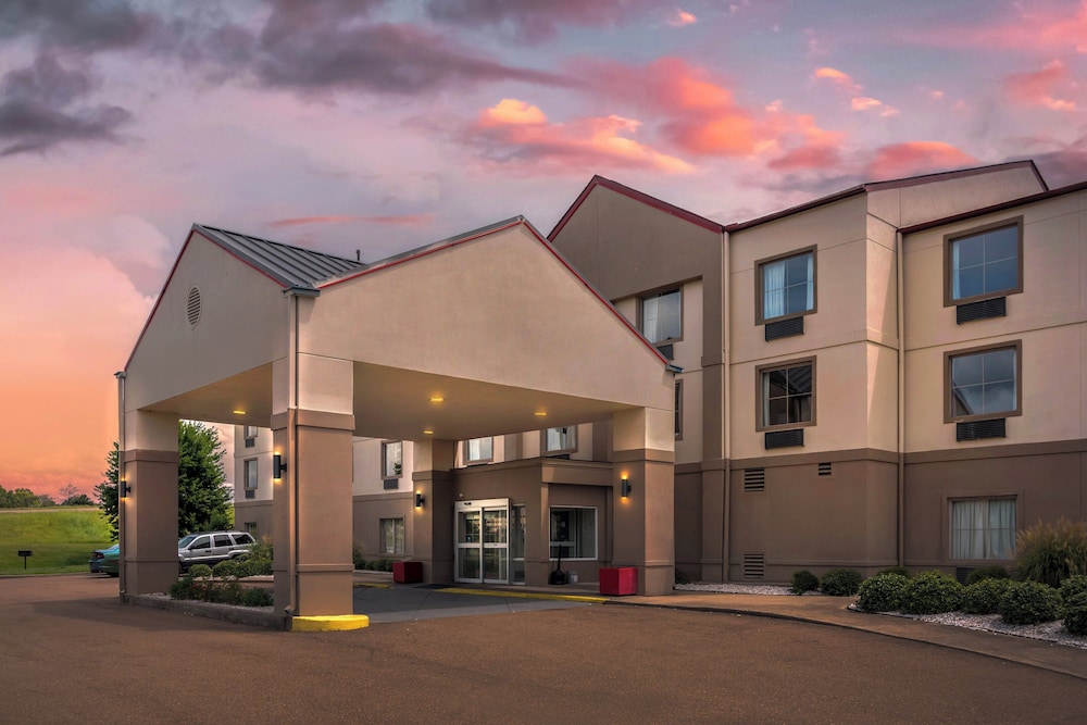 Red Roof PLUS & Suites Vicksburg - photo 30