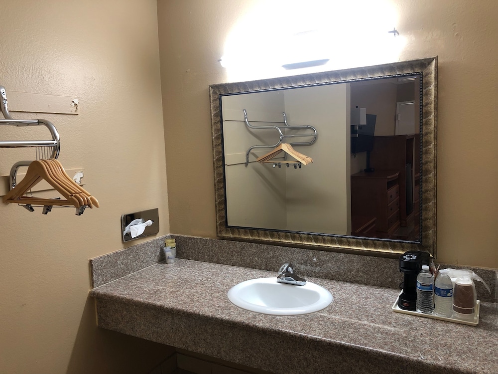 Orange Tustin Inn - photo 8