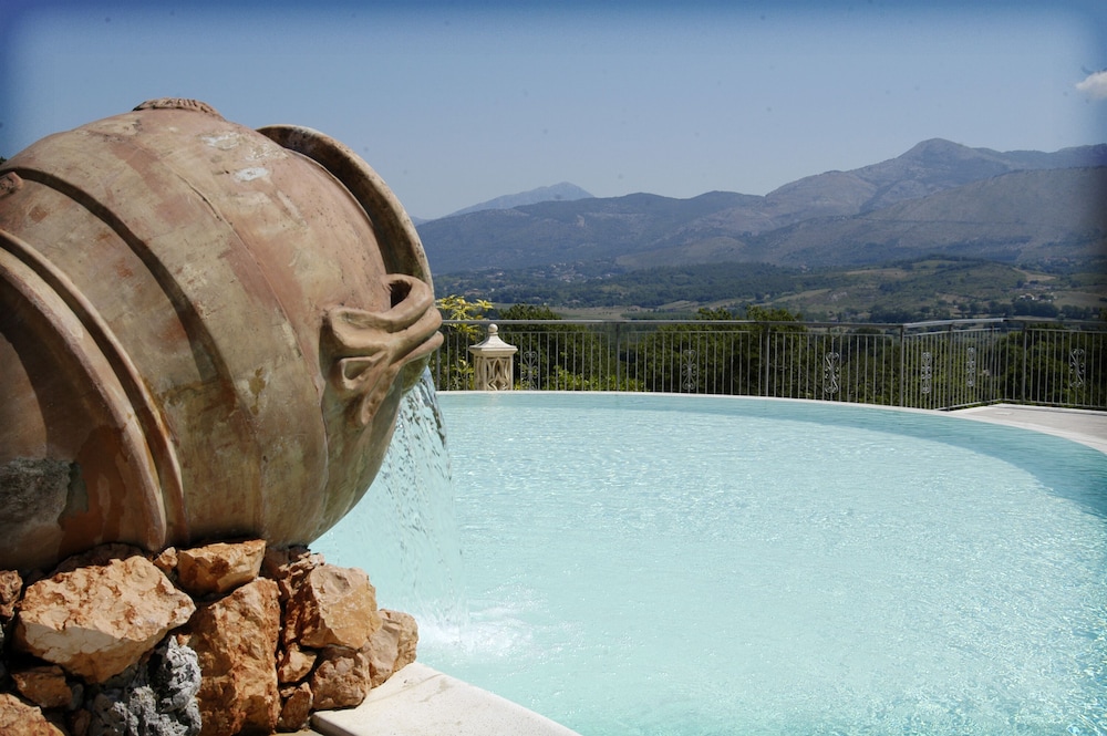 Country House Bosco d'Olmi — 4-Star Luxury Hotel in Sant'andrea Del Garigliano, Italy