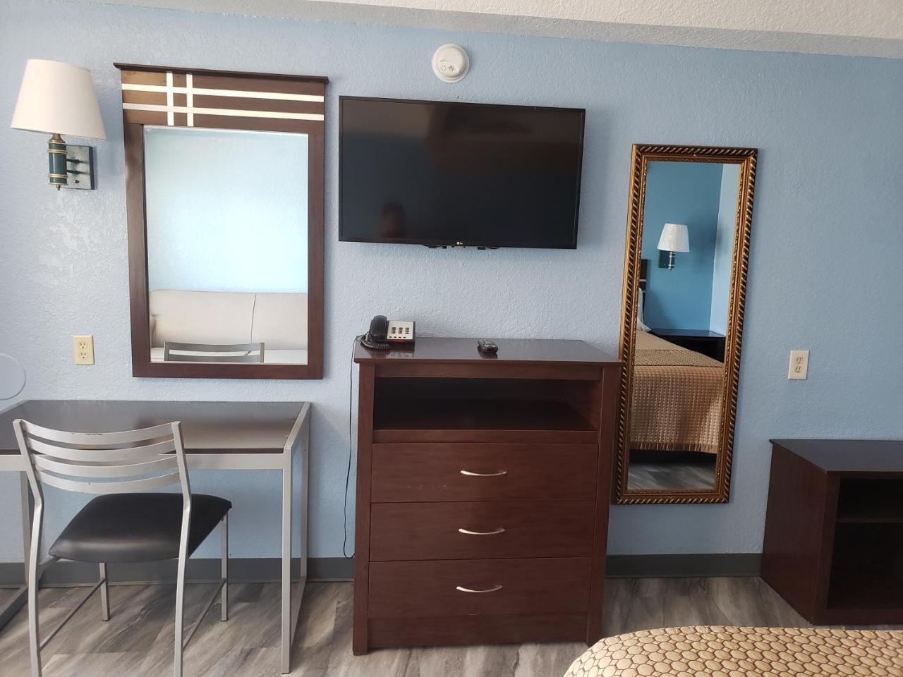 Regency Inn Motel by the Beach - photo 12