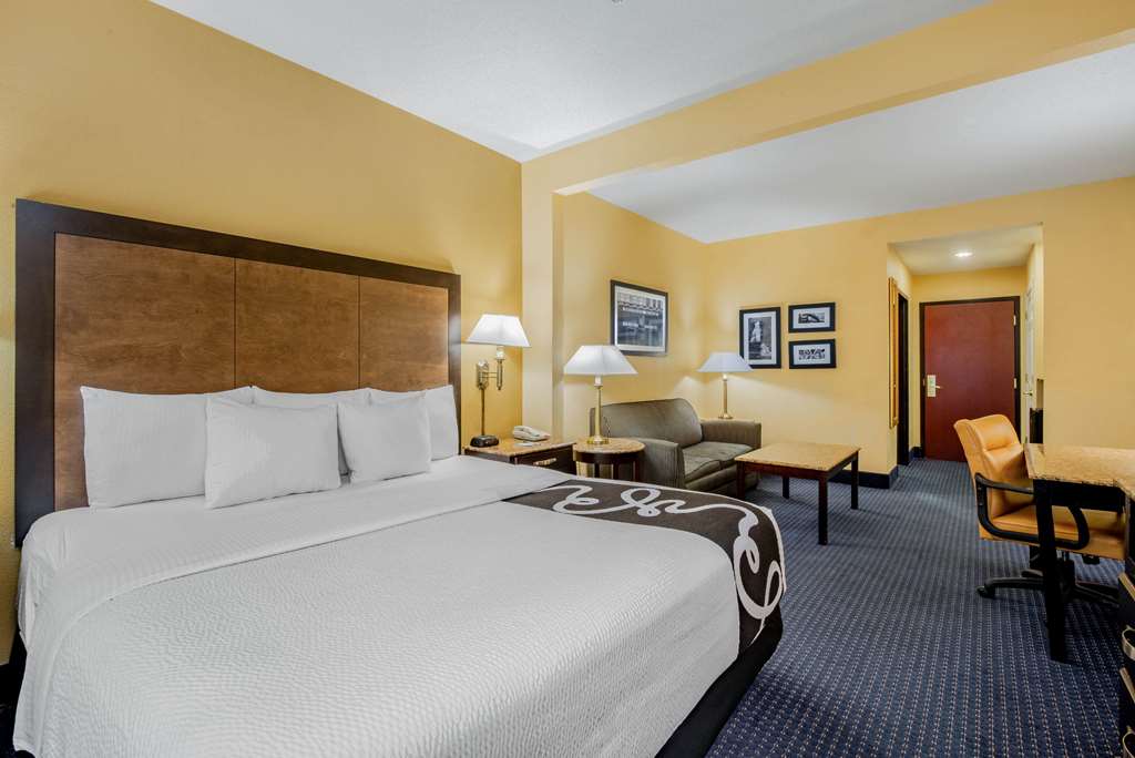 La Quinta Inn & Suites by Wyndham Mt. Laurel Philadelphia - photo 49