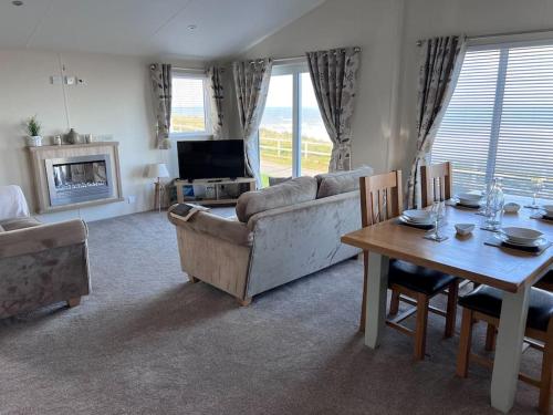 Beautiful 2 Bedroom Lodge with Spectacular Views — 4-Star Luxury Hotel in Hartlepool, United Kingdom