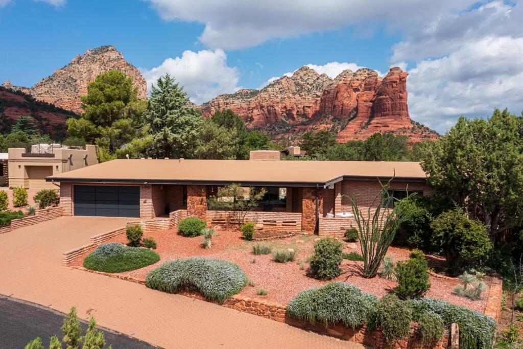 Jacuzzi Walk to Trails Stunning Views Mid Century Modern Pool in Sedona, United States