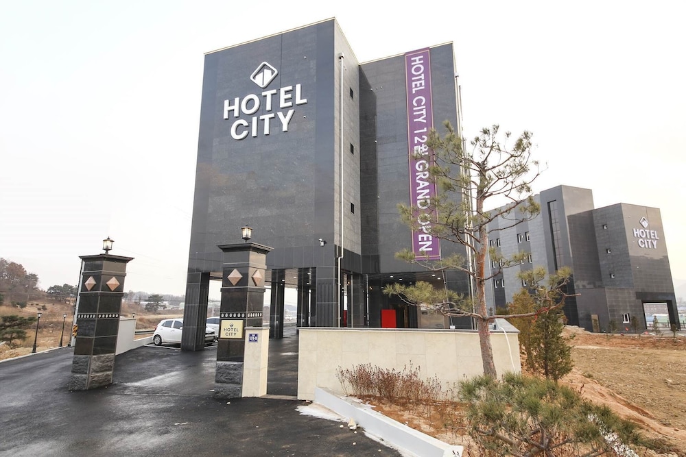 City Hotel - carbon neutral hotel in Chinch'on