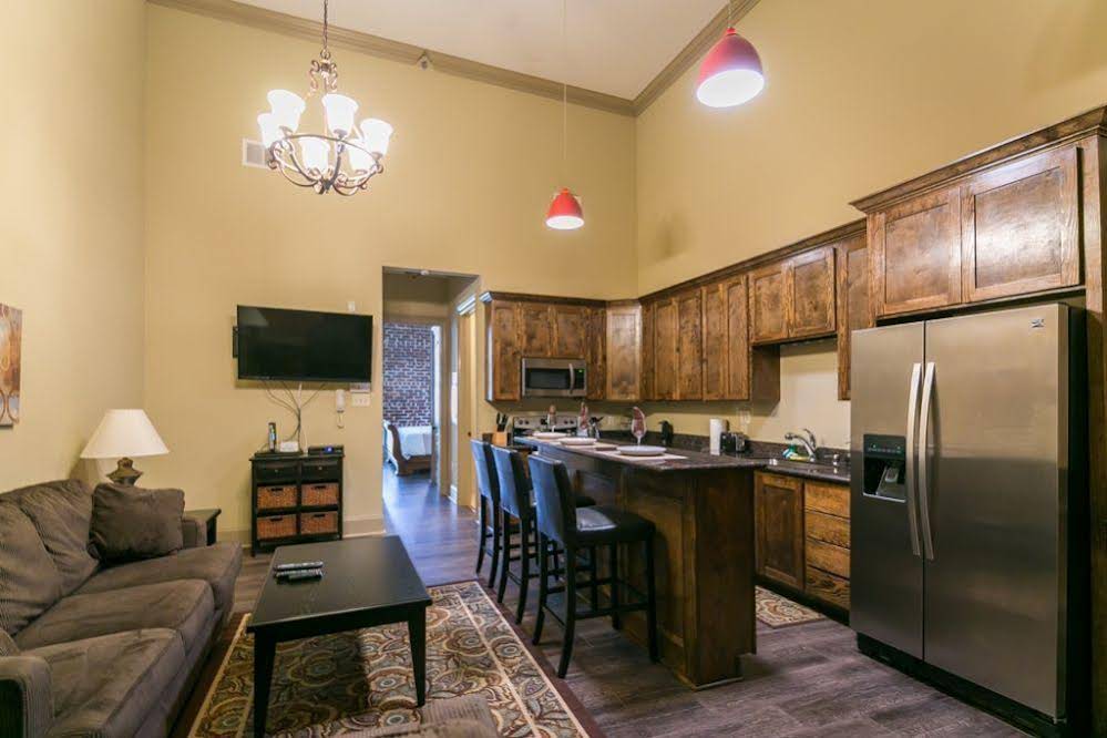 Hosteeva Baronne Street Suites - photo 26