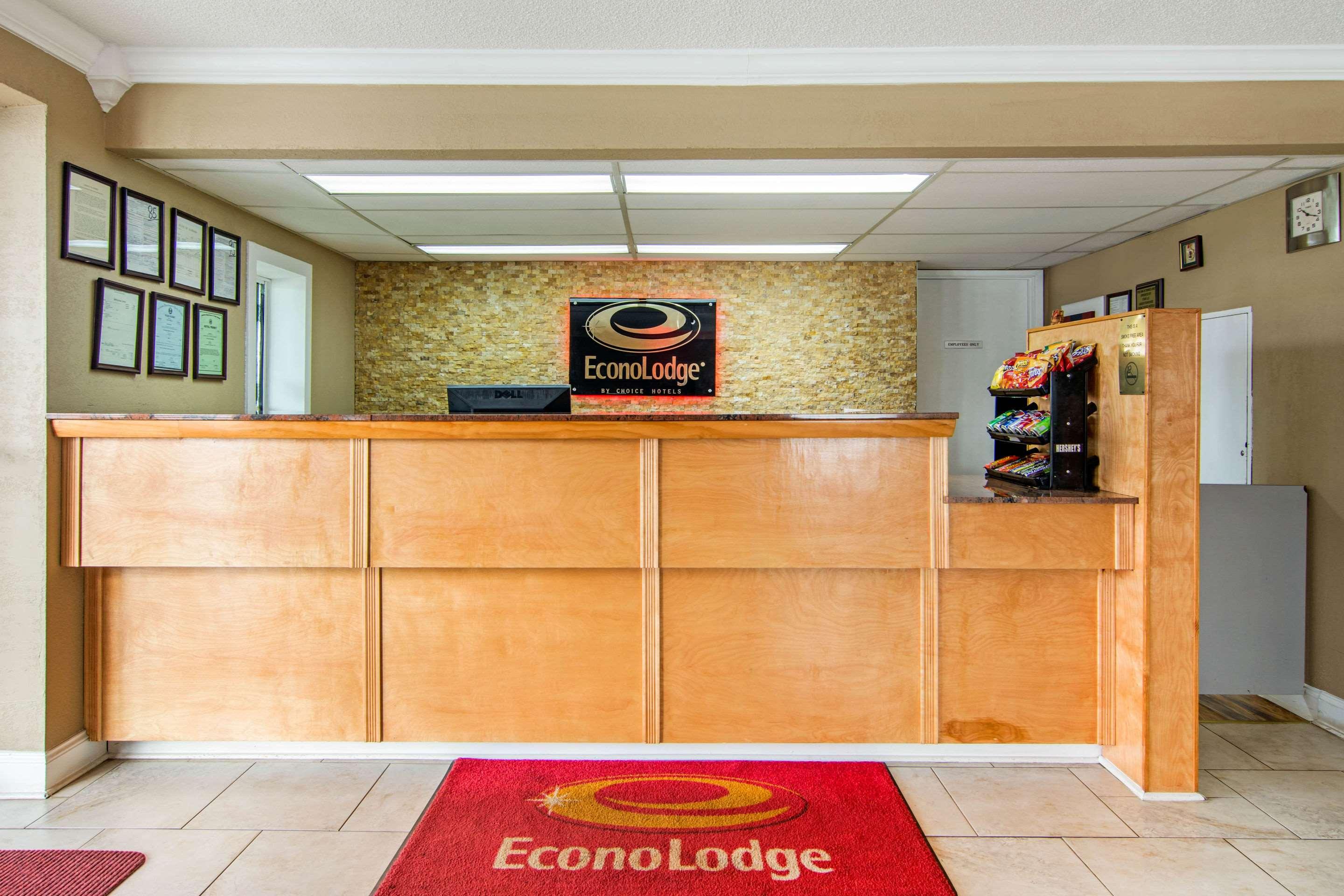Econo Lodge Madison Airport - photo 35