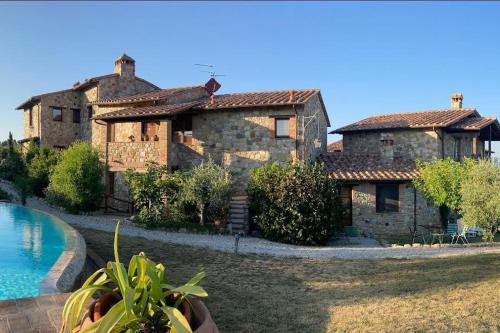 Country House La casetta nel borgo — 4-Star Luxury Hotel in San Venanzo, Italy