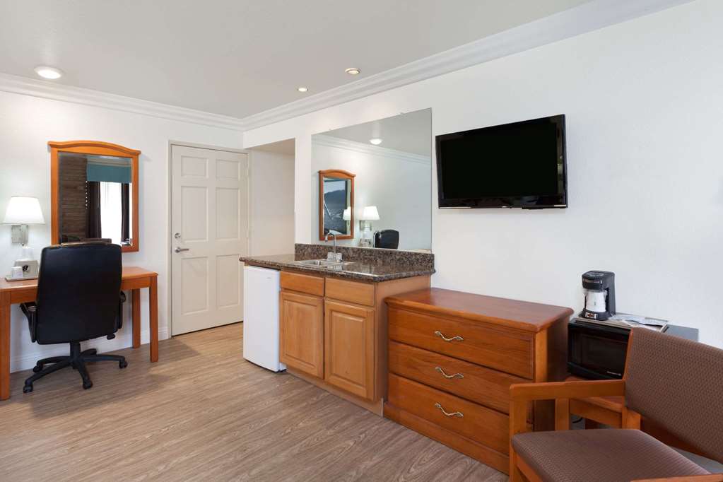 Super 8 by Wyndham Santa Clarita Valencia - photo 15