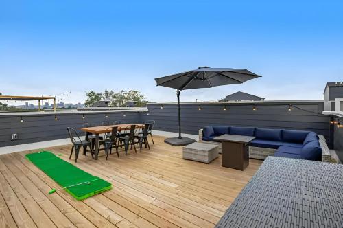 Rooftop Skyline View Karaoke Stage 4 Bedroom — 4-Star Luxury Hotel in Nashville, United States