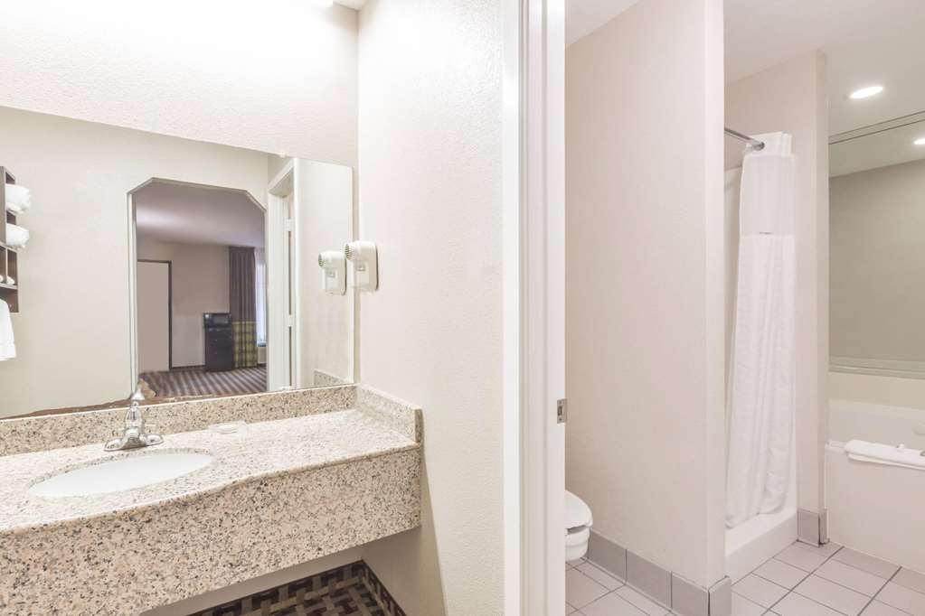 Super 8 by Wyndham Houston NASA - photo 4