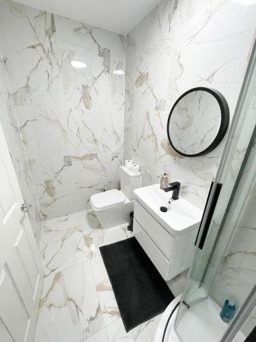Luxury Stylish studio Flat spacious Bathroom no 6 — 4-Star Luxury Hotel in Leicester, United Kingdom