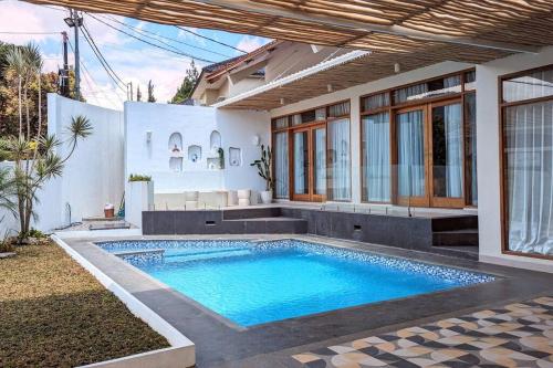 Cottonwood Villa Samani Pool HOT Jacuzzi Billyard — 4-Star Luxury Hotel in Bandung, Indonesia