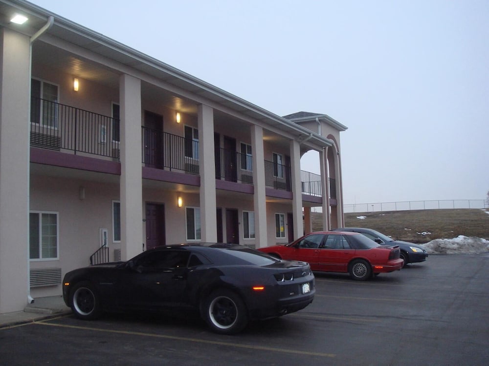 Townhouse Inn & Suites - photo 22