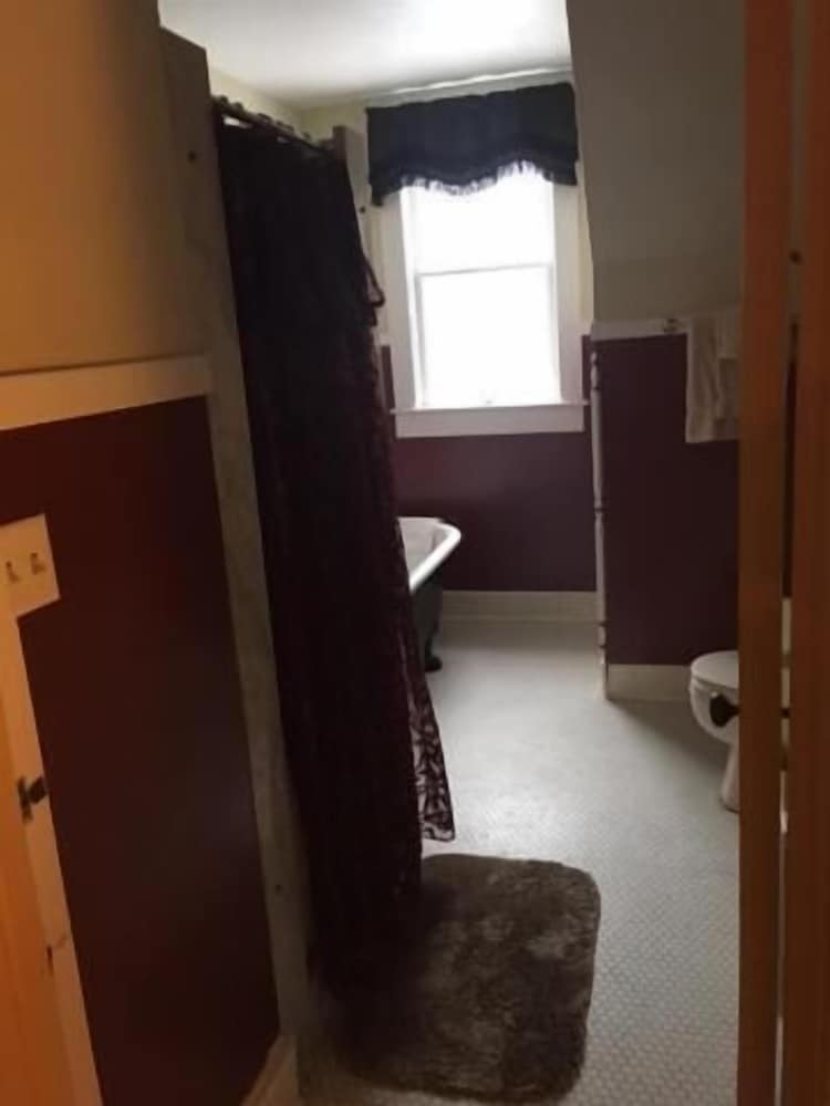 Victorian Charm Inn - photo 37