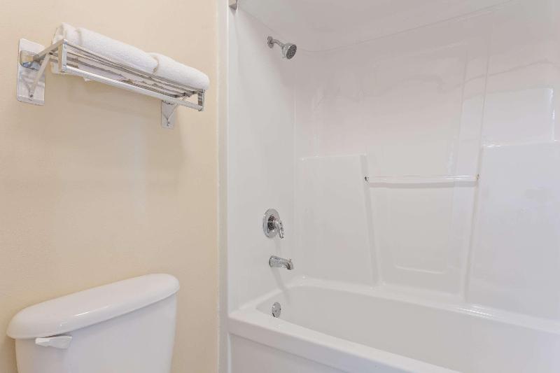 Super 8 by Wyndham Franklin Hwy 31 - photo 4