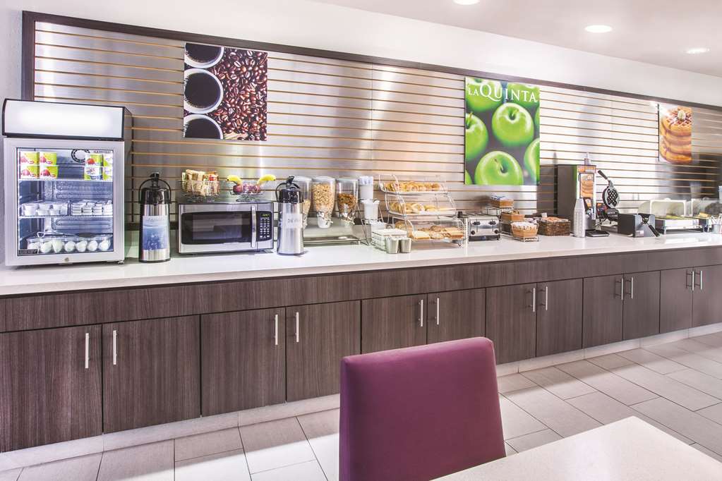La Quinta Inn & Suites by Wyndham Bay City - photo 28