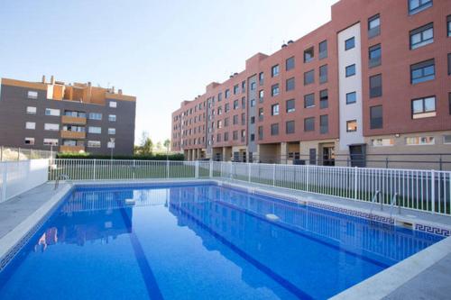 Apartamento Italia piscina aire acondicionado terraza y vistas montaña ideal para mascotas — 4-Star Luxury Hotel in Logrono, Spain