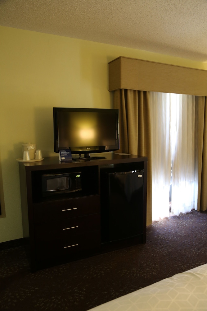 Holiday Inn Express Hotel & Suites Cleveland - photo 10