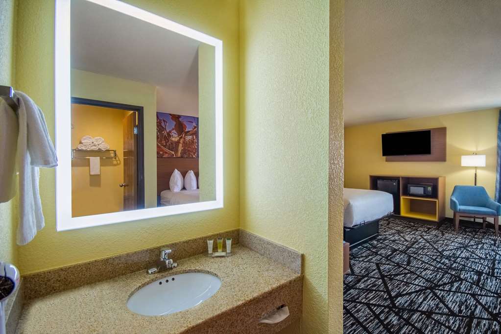 Days Inn by Wyndham Evansdale Waterloo - photo 10