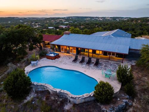 Legendary 3 Bedroom Estate with Pool & Hot Tub — 4-Star Luxury Hotel in Dripping Springs, United States