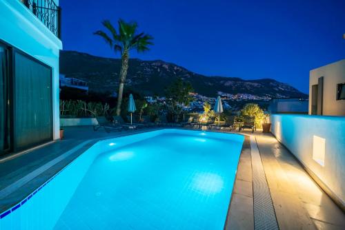 Spacious & private 4 bedroom villa with sea views centrally located — 4-Star Luxury Hotel in Kas, Turkey