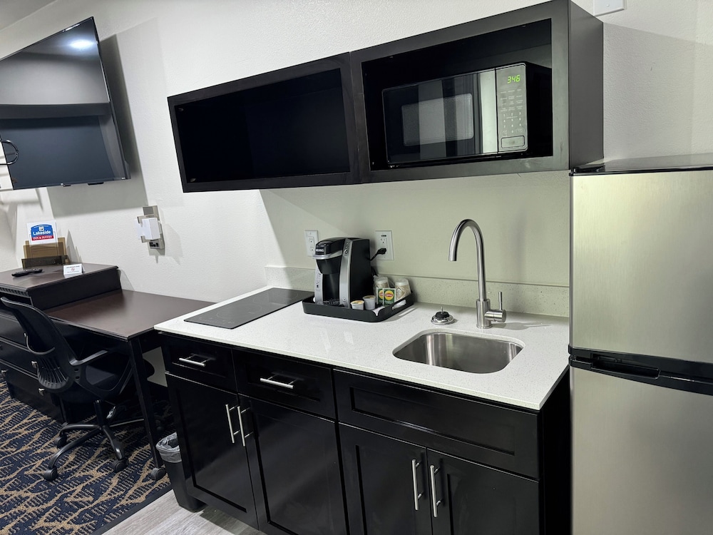 Lakeside Inn and Suites - photo 19