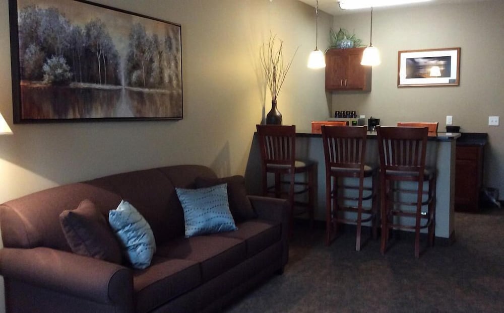 Cardinal Inn & Event Center - photo 9