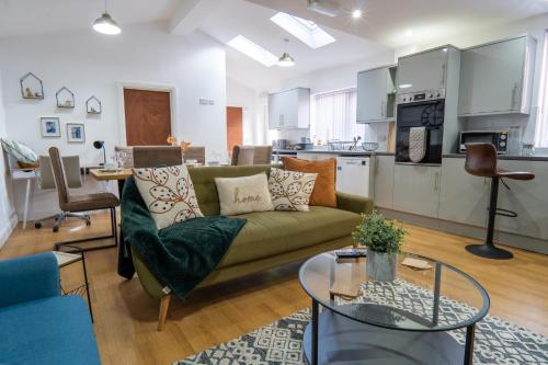 Heartland House 7 Spacious Bedrooms Sleeps 4 plus near NEC JLR BHX — 4-Star Luxury Hotel in Birmingham, United Kingdom