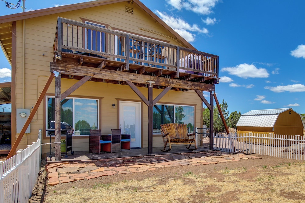 Near White Mountain Lake Home with Balcony and Patio — 4-Star Luxury Hotel in Show Low, United States