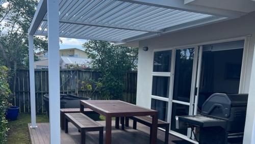 Baskervilla Whangamata Holiday Home — 4-Star Luxury Hotel in Whangamata, New Zealand