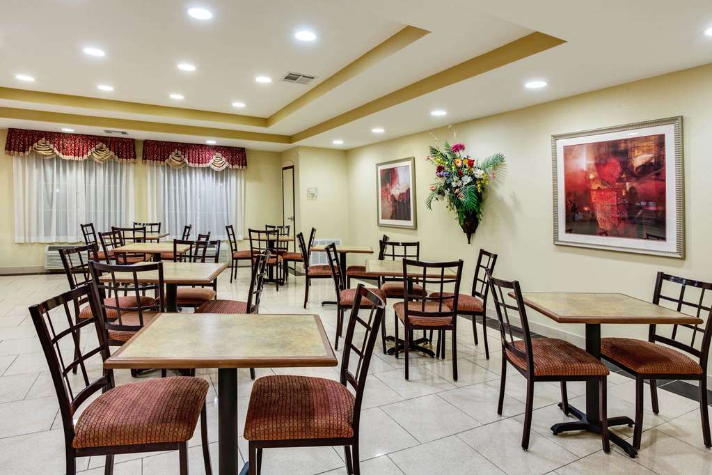 La Quinta Inn & Suites by Wyndham Canton MS - photo 32