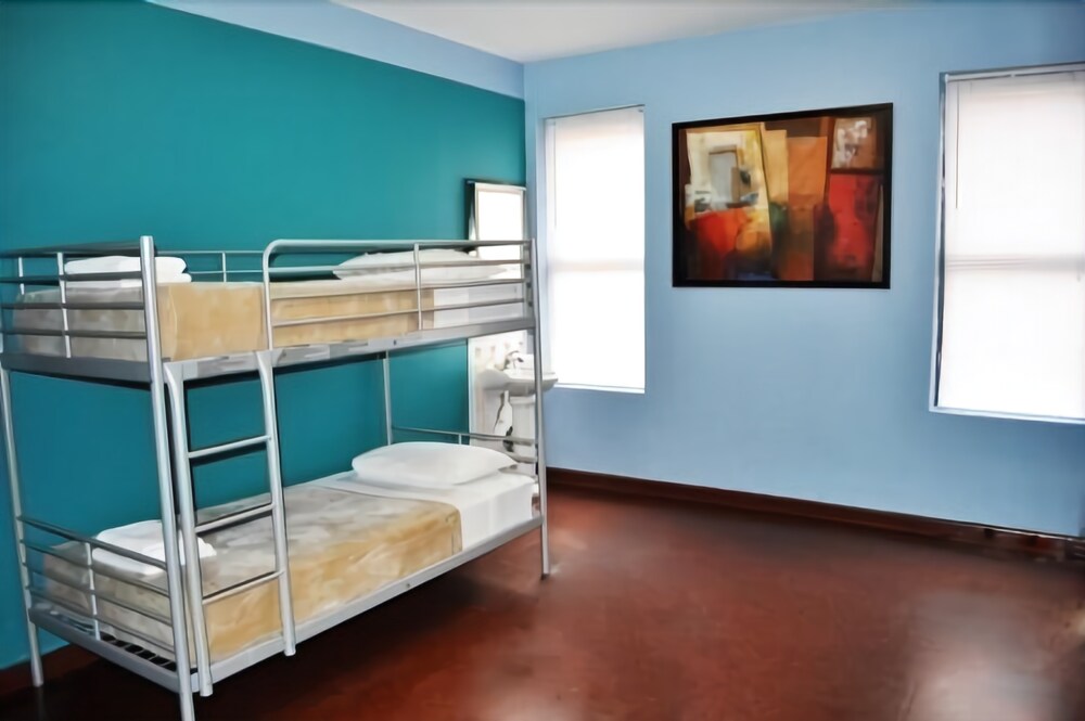 The Broadway Hotel and Hostel - photo 9